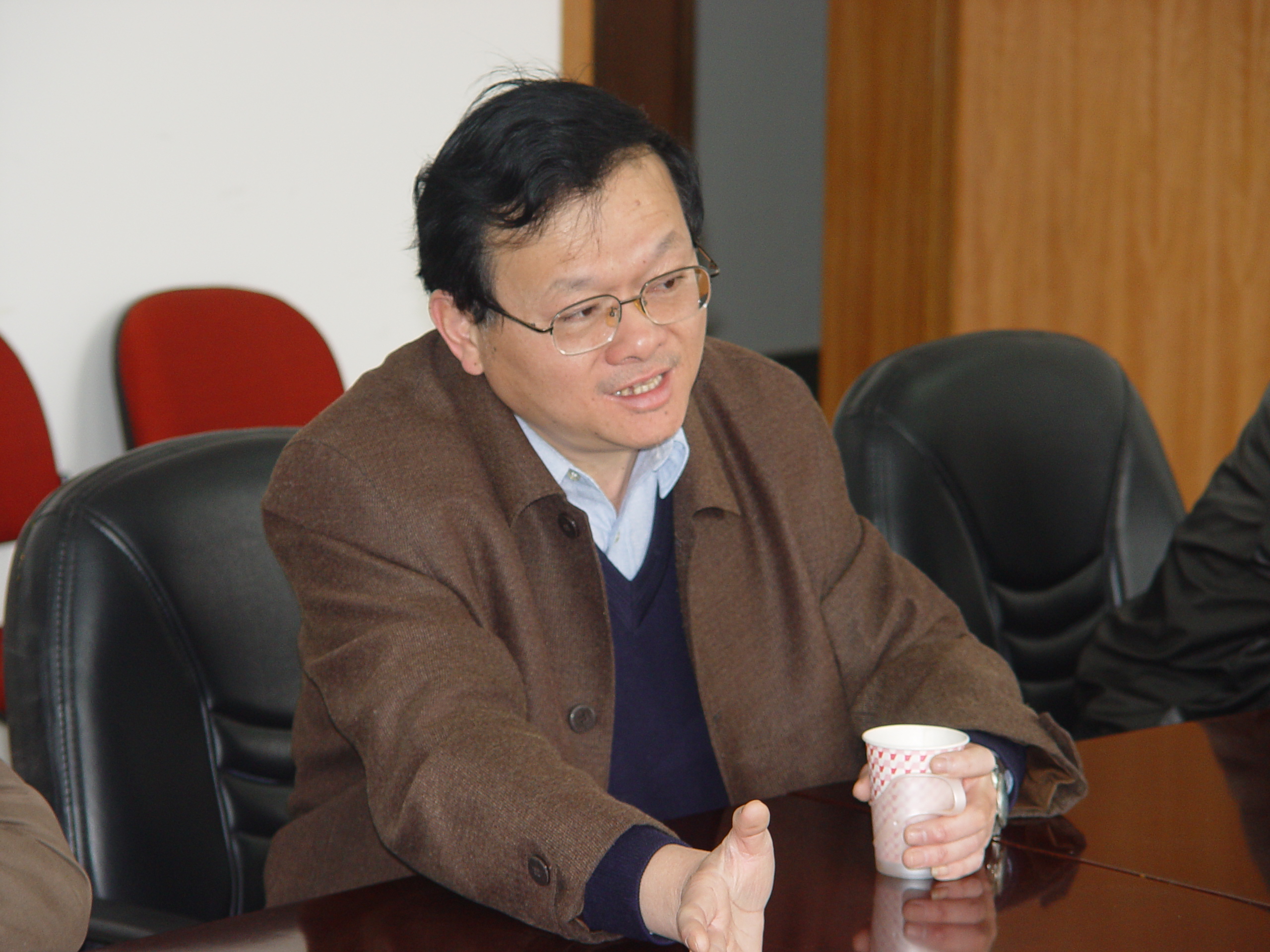 张文海院士及洛阳玻璃集团姜宏副总经理一行来我院洽谈工作