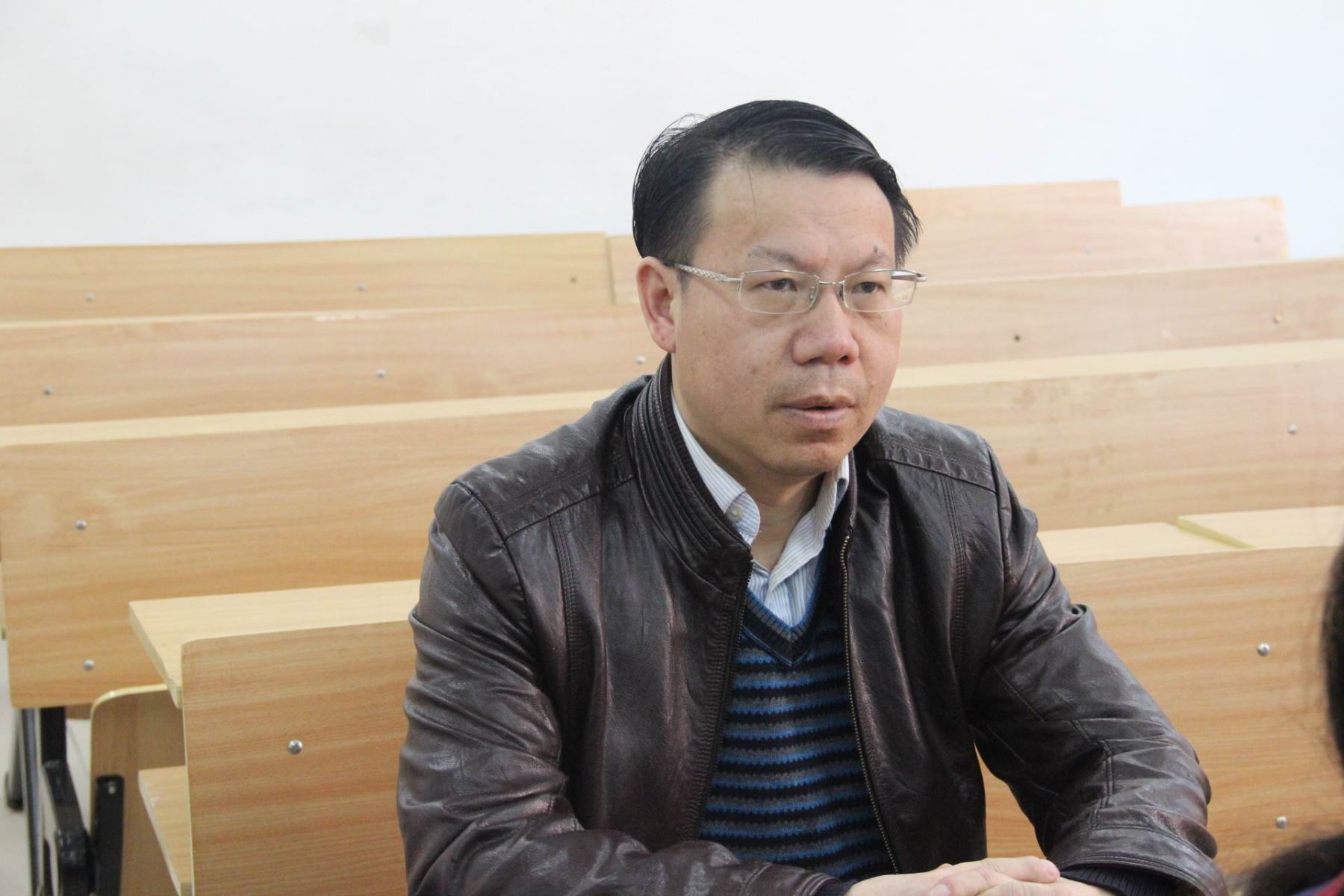 罗军明院长在课堂上听课季俊峰书记在课堂上听课梁红波副院长在课堂上