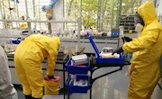 我教师积极参与实验室化学品泄漏应急演练
