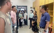 学院领导老师走进宿舍看望2022级新生