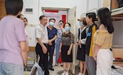 为新生送温暖，领导走访新生寝室