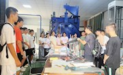 复合材料与工程系组织2023级新生参观实验室