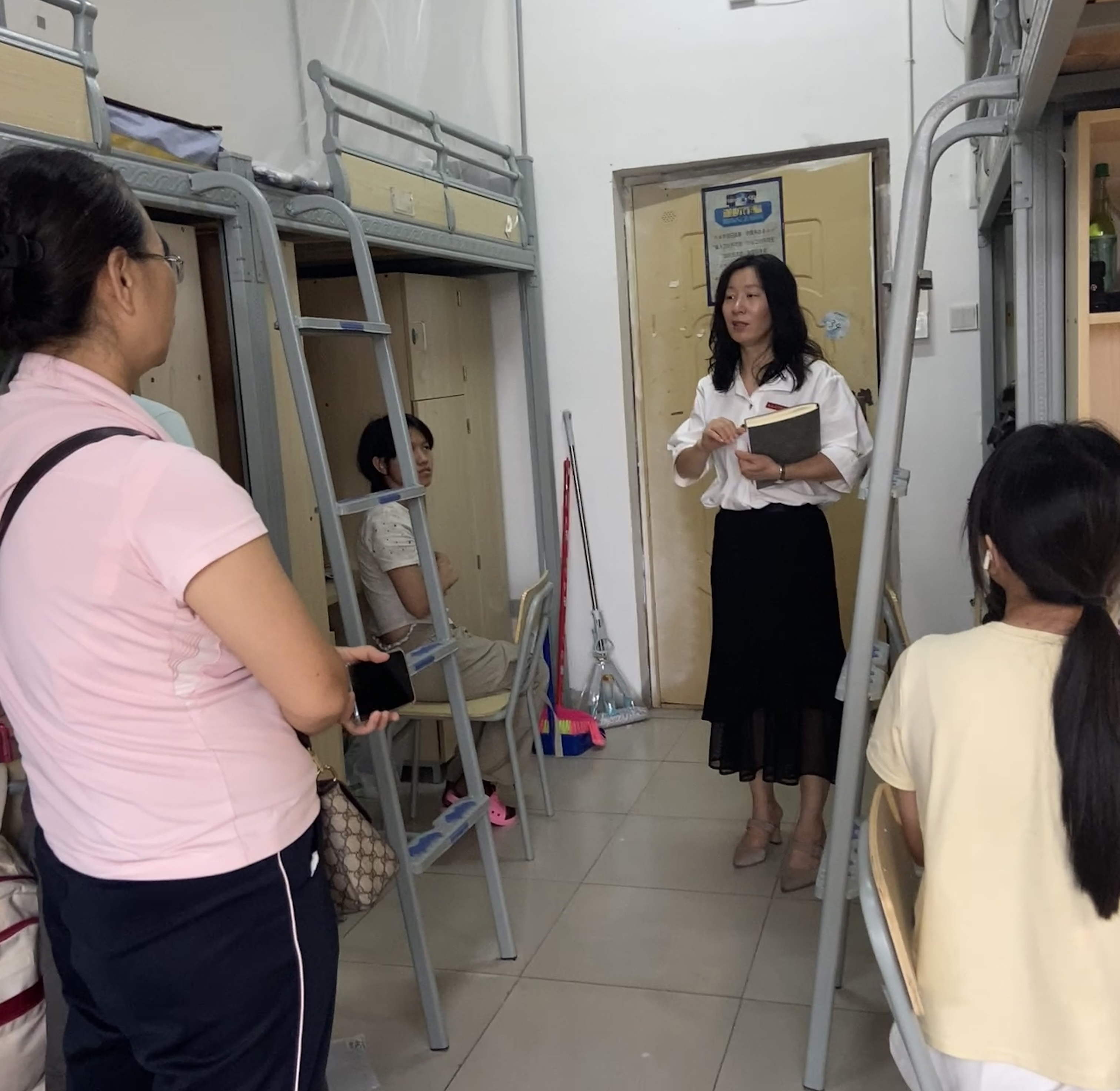 学院副院长姜丽红看望新生
