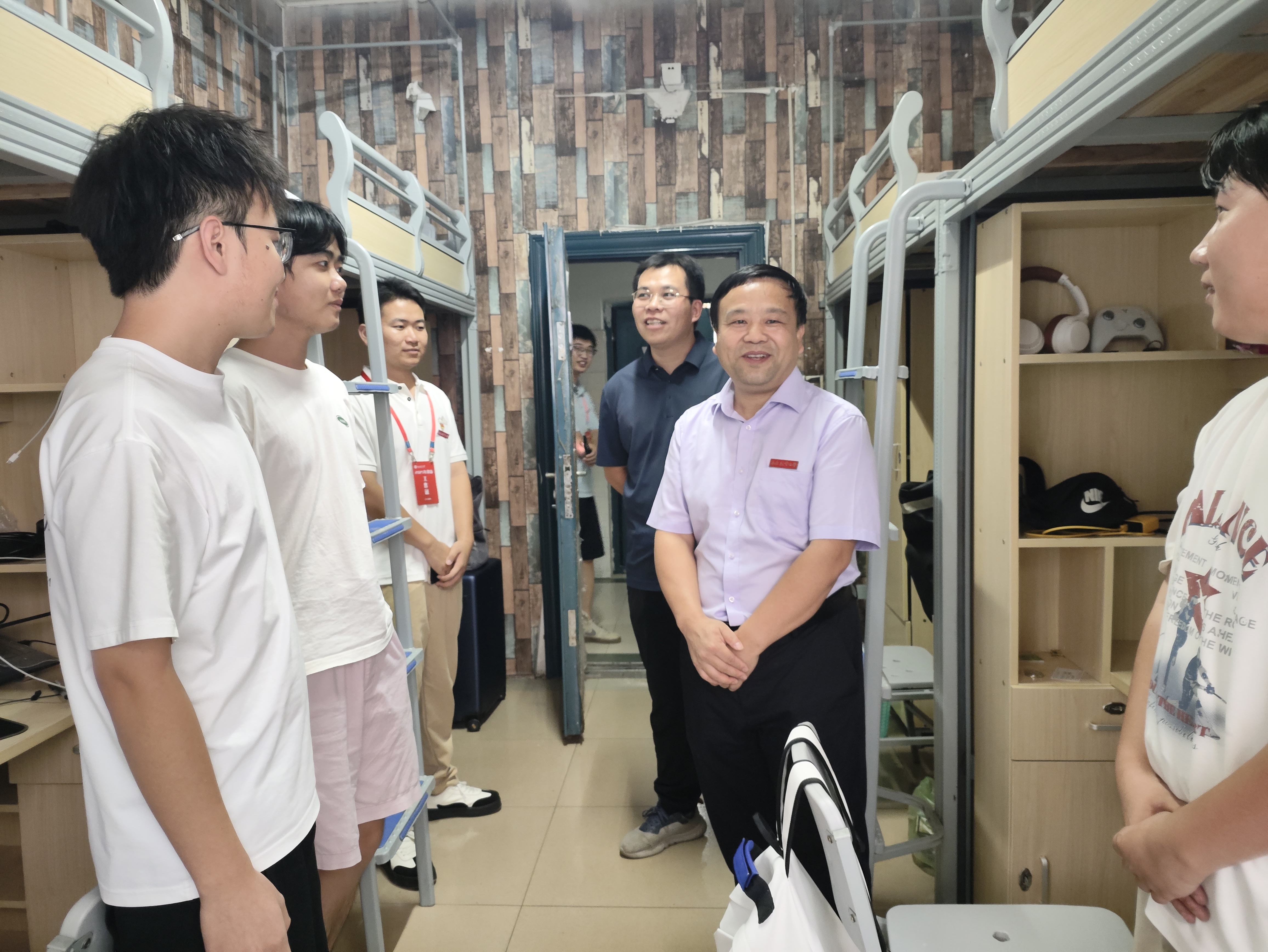 副校长陈玉华走访研究生新生宿舍