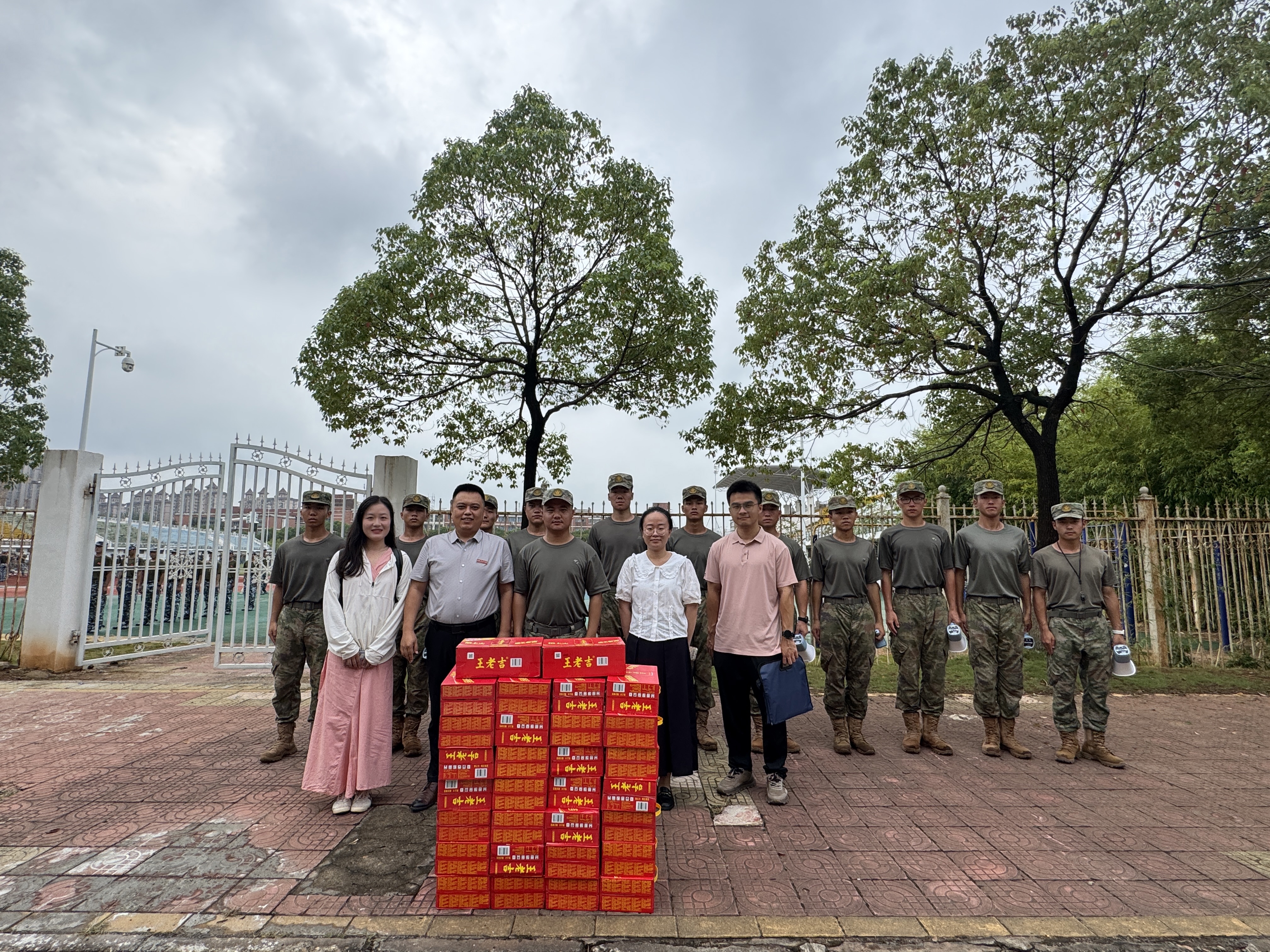 为带训教官发放饮品