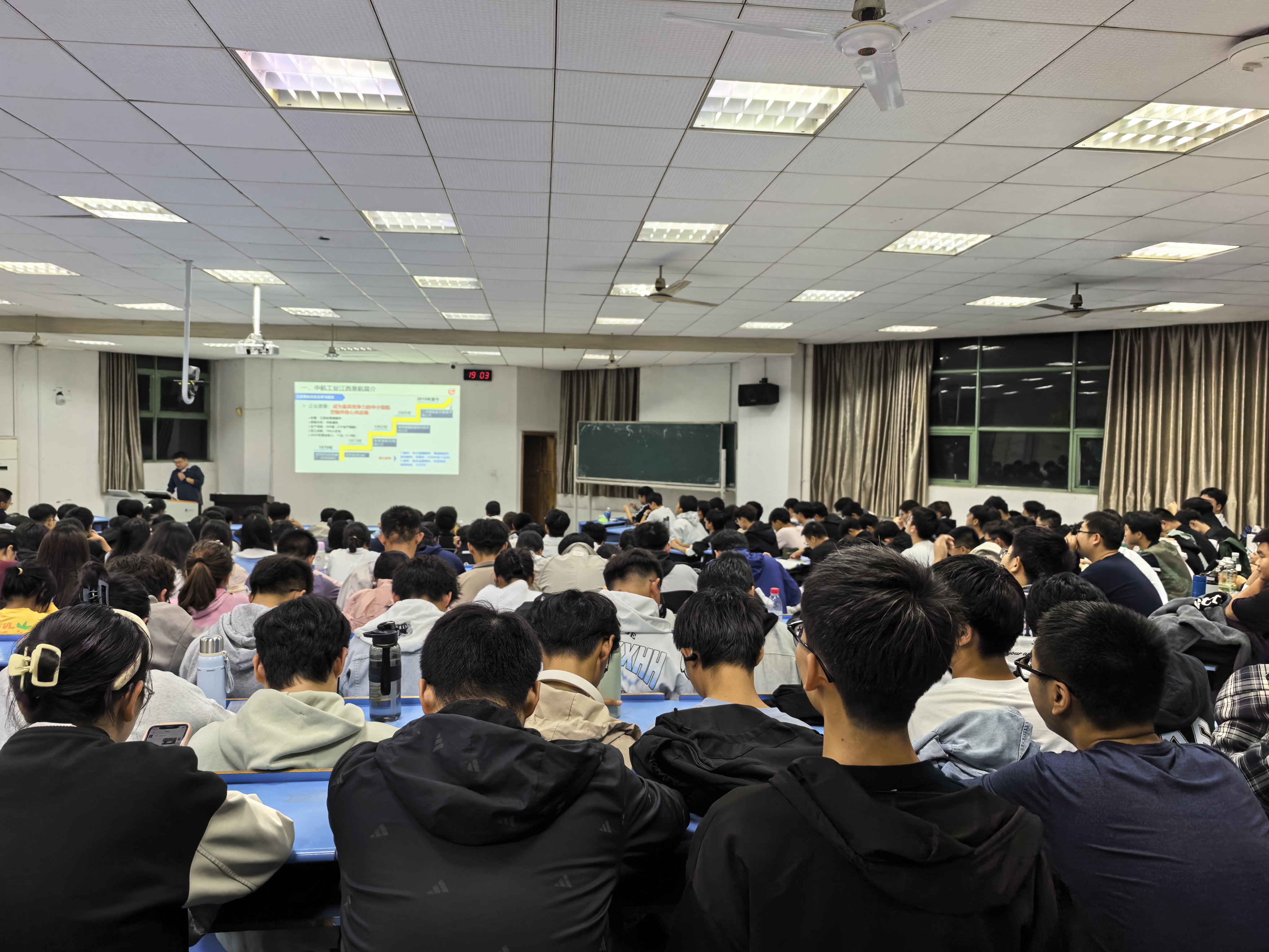 敖坤副总与新生共话航空锻铸之路