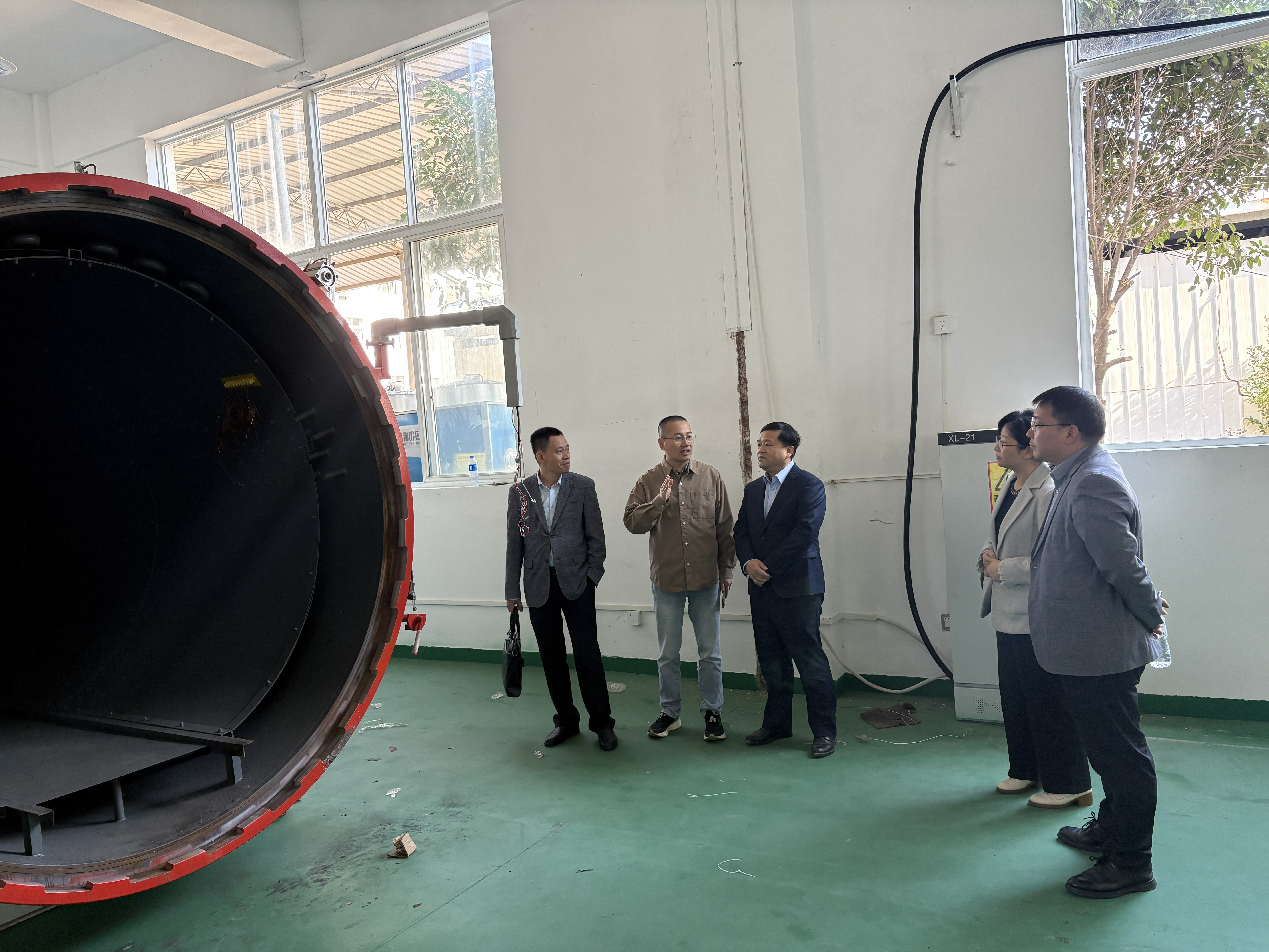 陈玉华一行实地考察生产研发一线