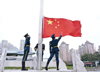 学院举行2026年“真材实料心向党•感恩奋进‘十五五’”春季开学升旗仪式