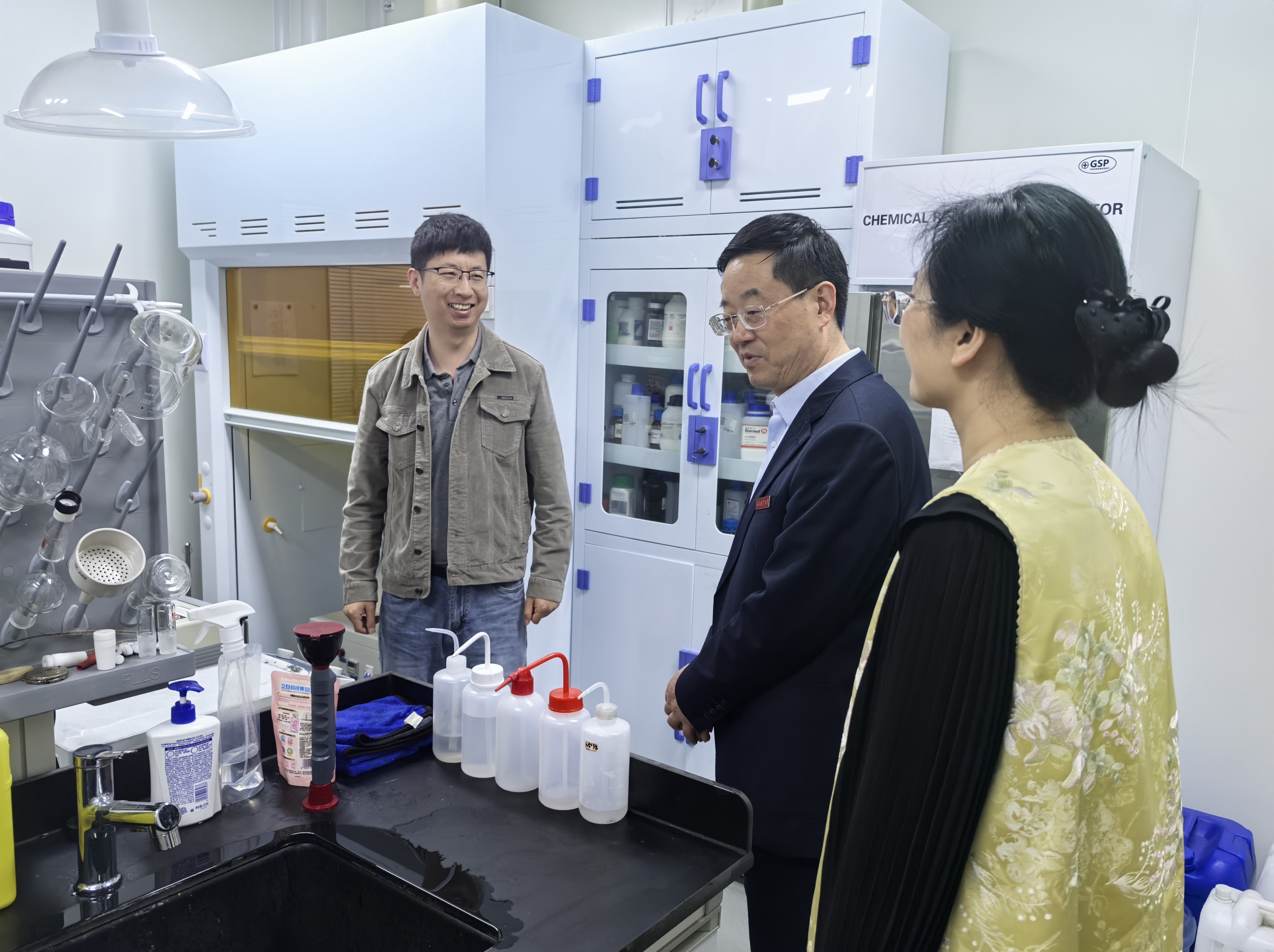 党委书记李德平深入学院指导实验室建设