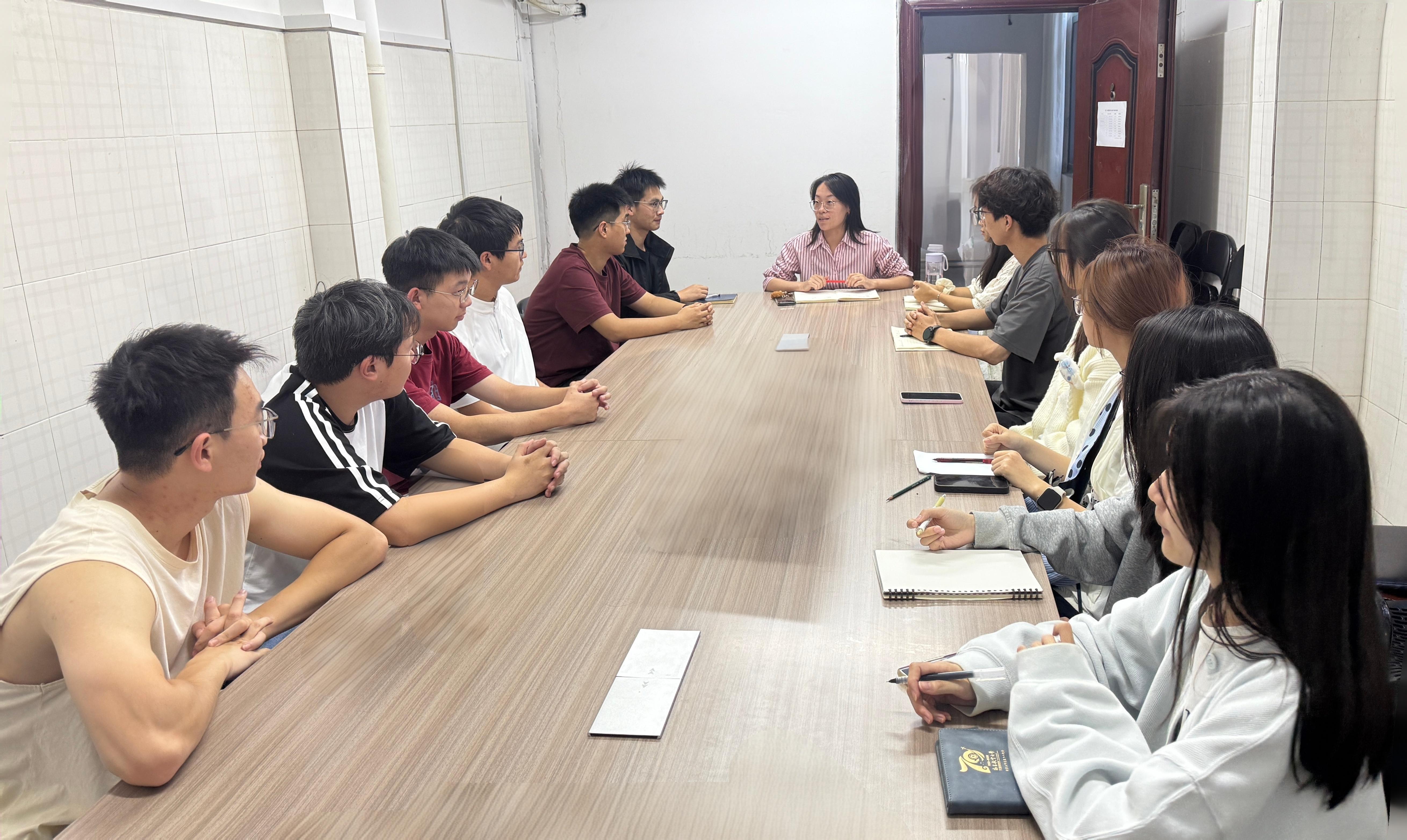 学院召开学生支部书记座谈会