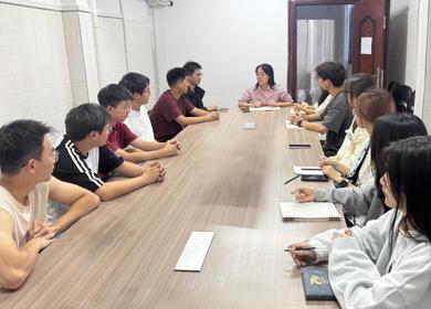 学院召开学生党支部书记座谈会